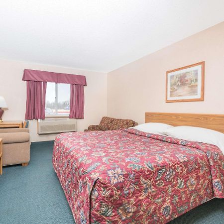 Super 8 By Wyndham Superior Wi Hotel Bagian luar foto