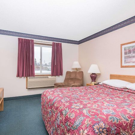 Super 8 By Wyndham Superior Wi Hotel Bagian luar foto