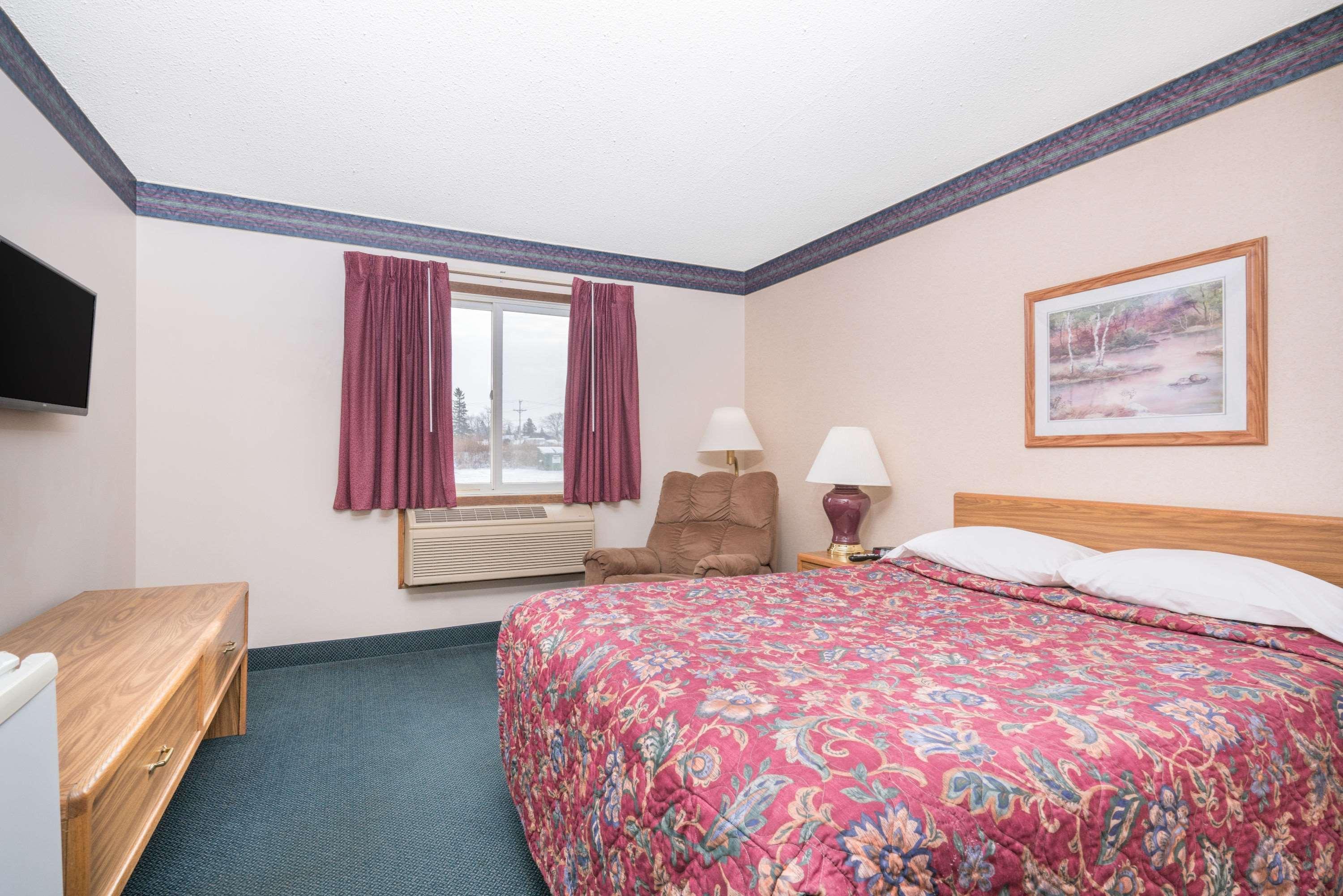 Super 8 By Wyndham Superior Wi Hotel Bagian luar foto