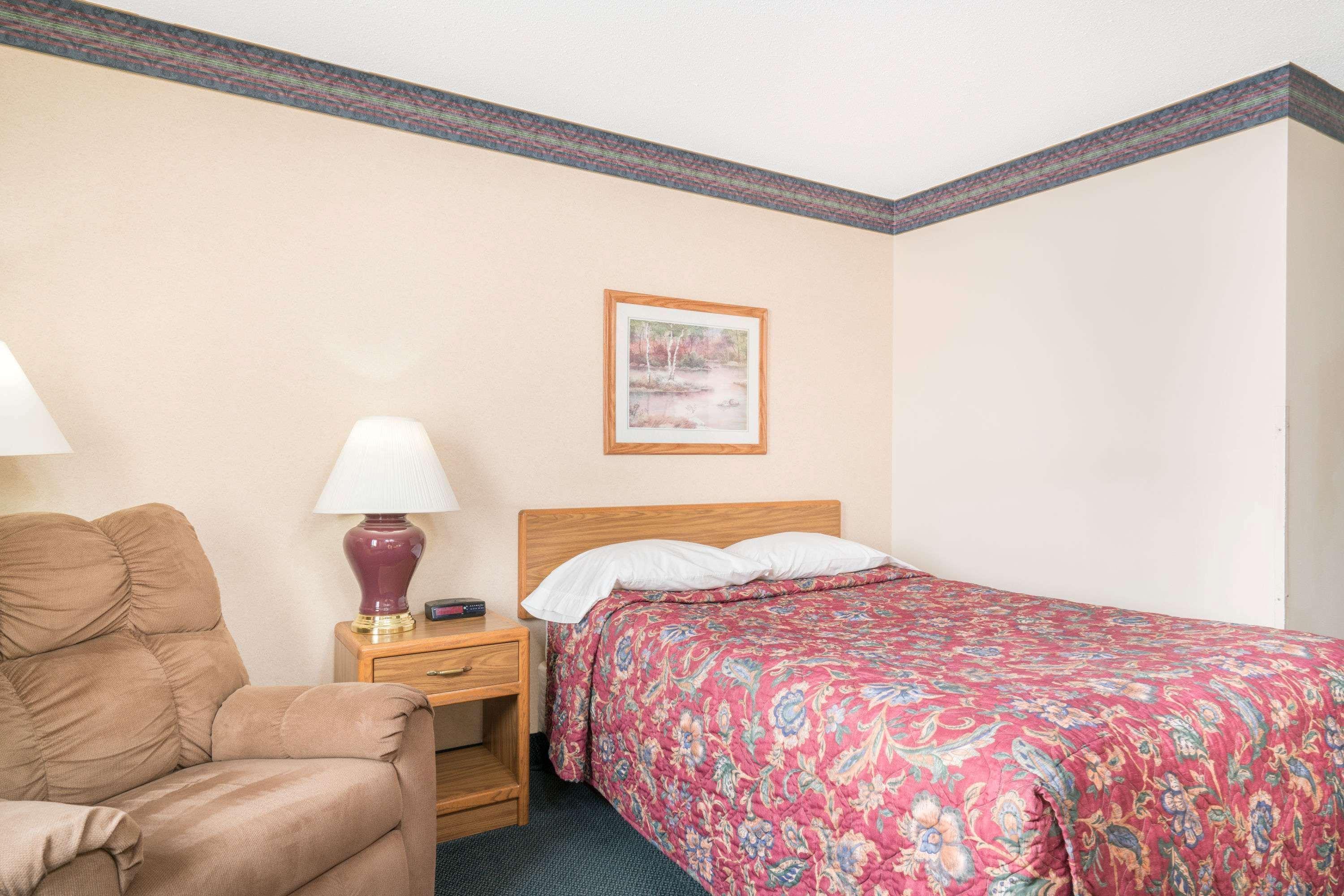 Super 8 By Wyndham Superior Wi Hotel Bagian luar foto