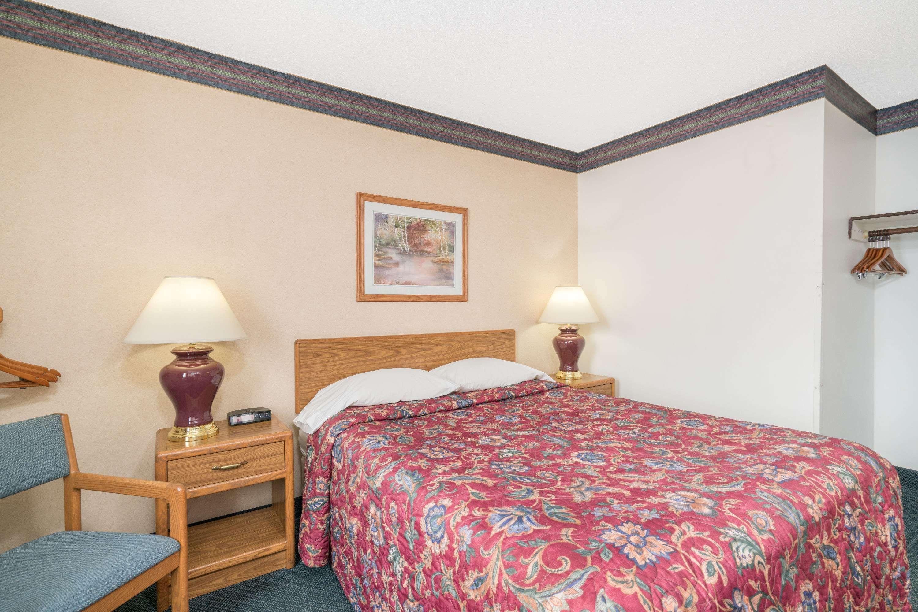 Super 8 By Wyndham Superior Wi Hotel Bagian luar foto