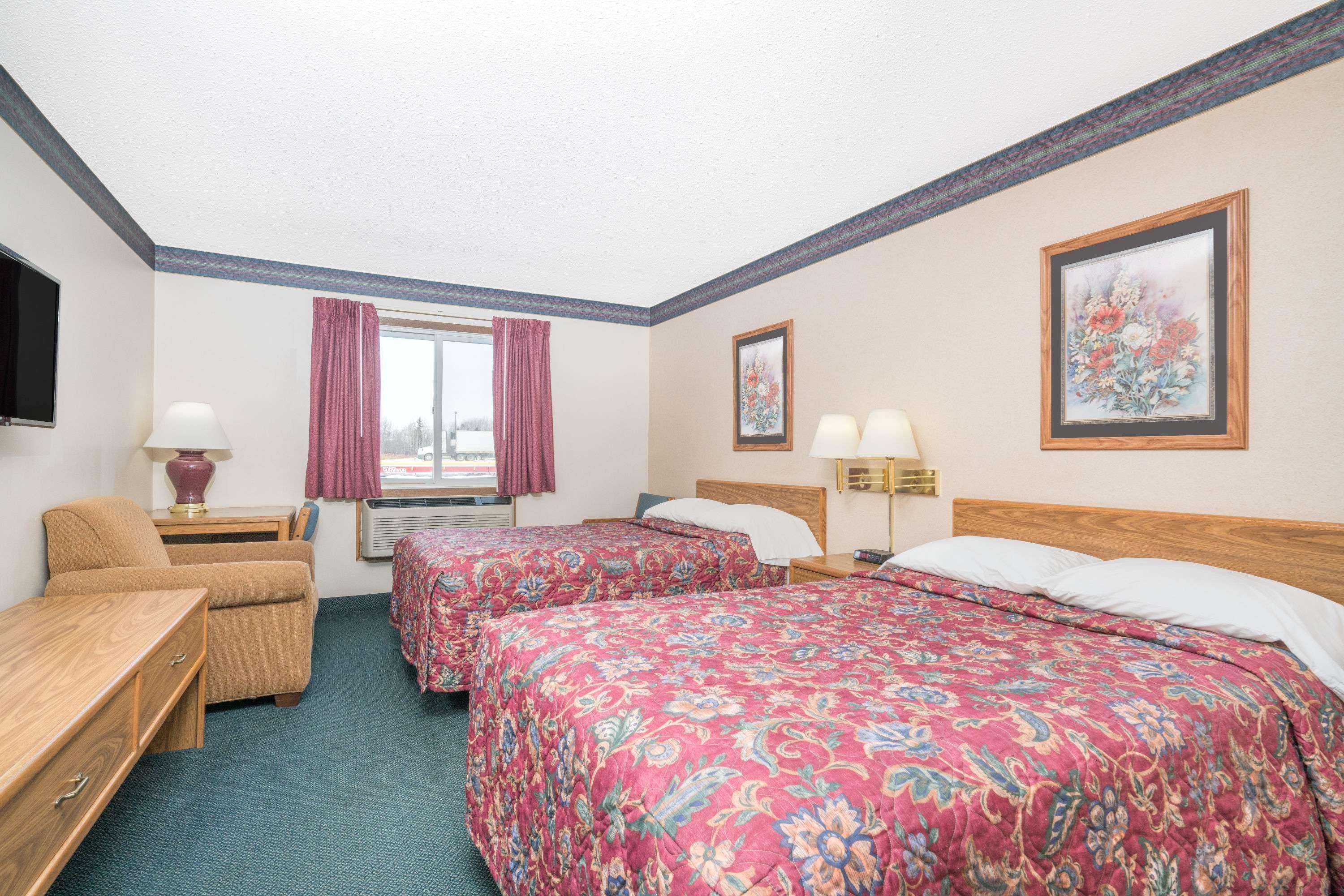 Super 8 By Wyndham Superior Wi Hotel Bagian luar foto