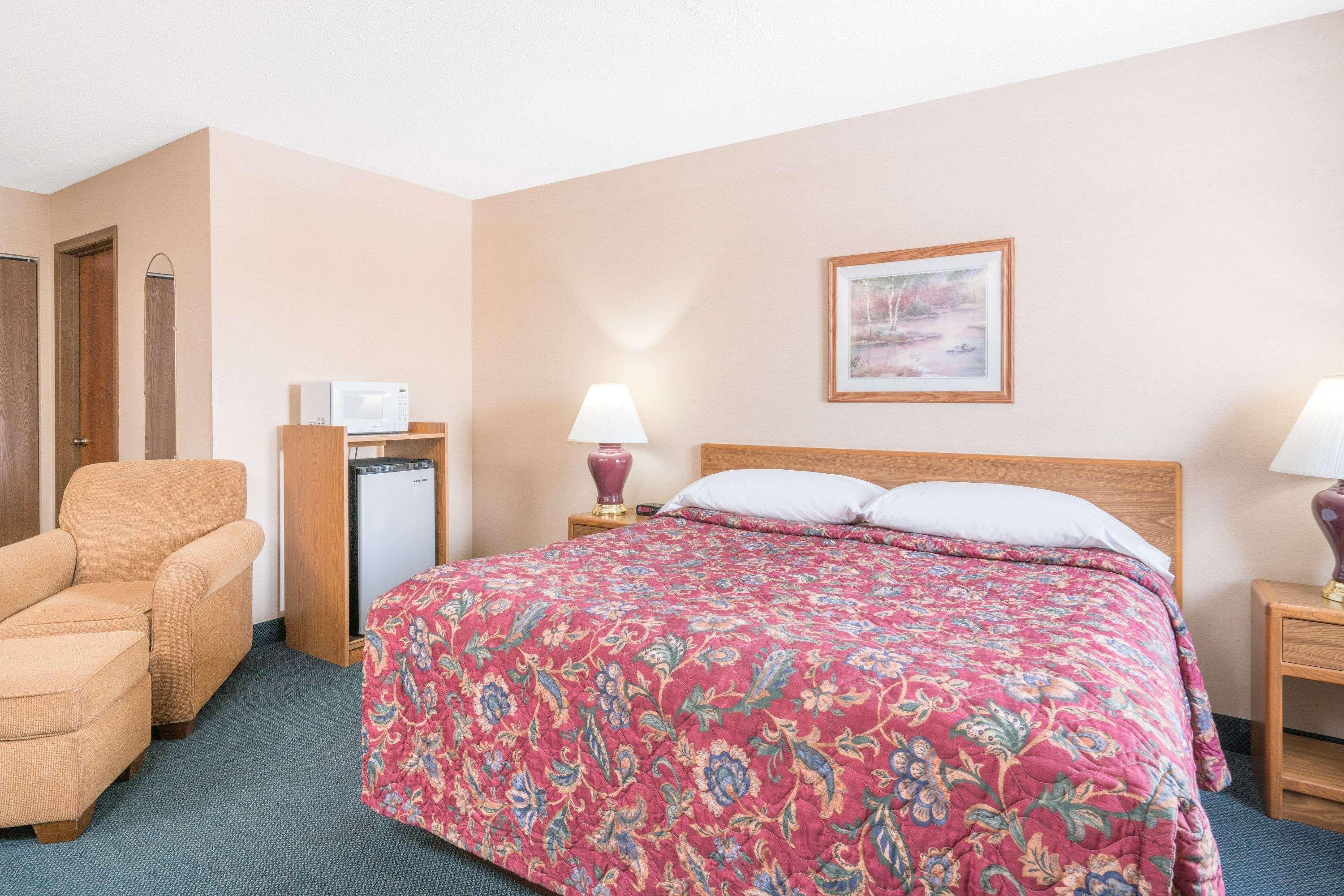 Super 8 By Wyndham Superior Wi Hotel Bagian luar foto
