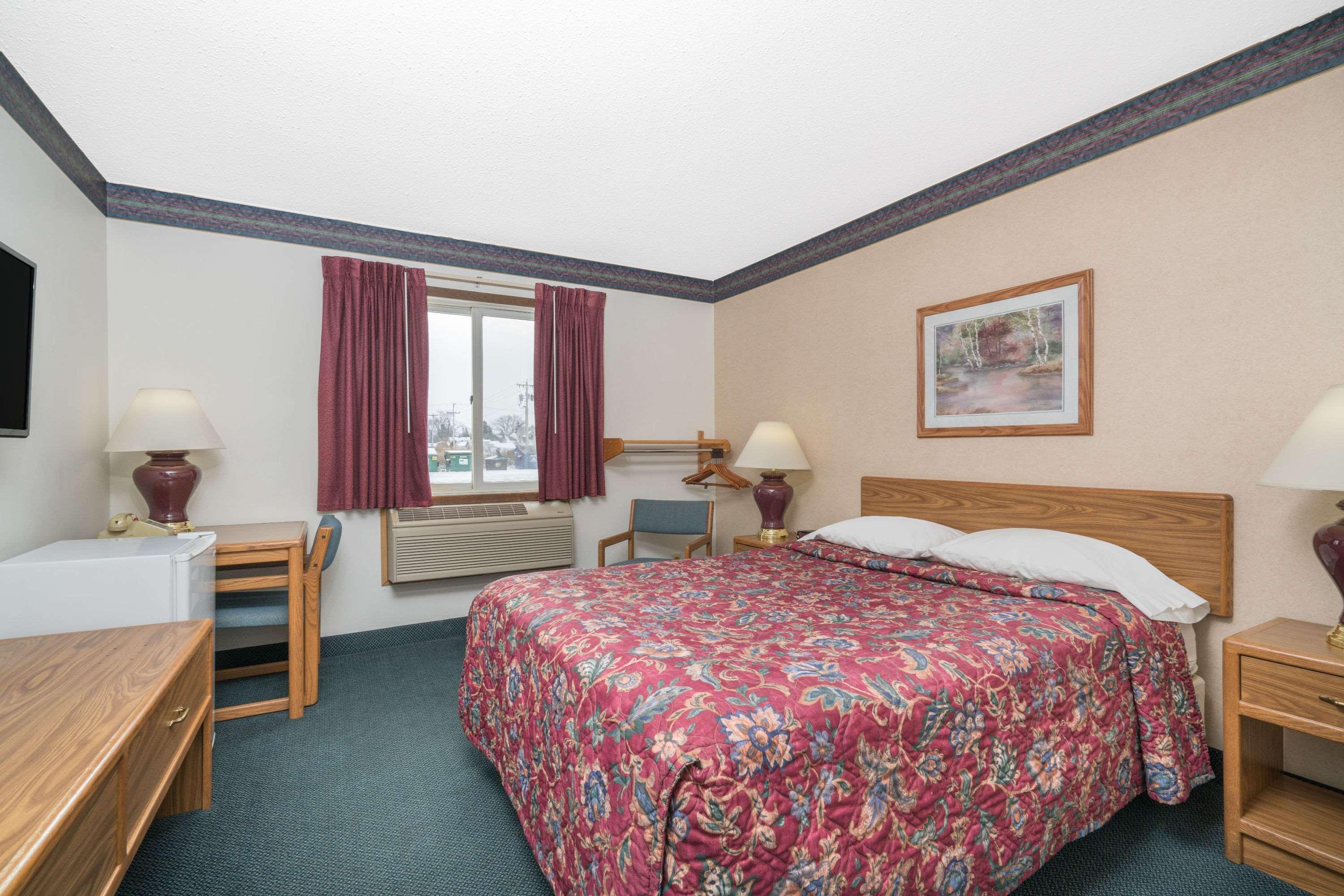 Super 8 By Wyndham Superior Wi Hotel Bagian luar foto